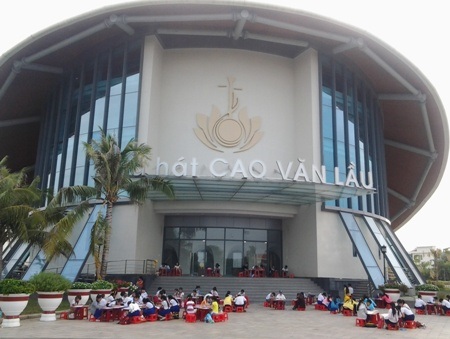 Hội thi vẽ tranh tổ chức trong khuôn viên Nhà hát Cao Văn Lầu.