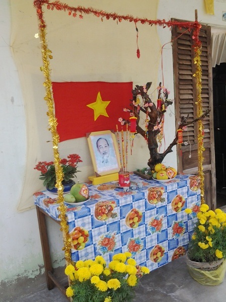 Người dân quê lập bàn thờ Bác Hồ đón Tết - 3 Một bàn thờ Bác trông khá ấn tượng với nhiều đồ trang trí và vật cúng dâng lên Bác ở thị xã Giá Rai, tỉnh Bạc Liêu. (Ảnh: Huỳnh Hải)