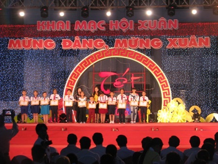 Trao giải cho các em học sinh có những tác phẩm xuất sắc ngay tại lễ khai mạc Hội Xuân Bính Thân 2016.