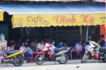 Các quán cà phê bỗng dưng được mùa vì nhiều hành khách chờ xe vào quán uống nước vừa trốn nắng vừa đỡ mệt.