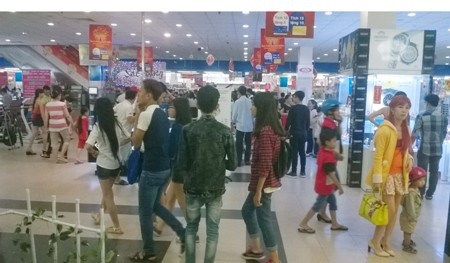 Chật cứng người trong siêu thị ngày nghỉ Tết cuối cùng - 2 Chật cứng người trong siêu thị ngày nghỉ Tết cuối cùng - 2