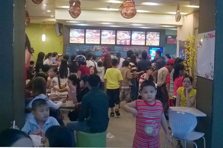 Chật cứng người trong siêu thị ngày nghỉ Tết cuối cùng - 5 Khu vực ăn uống cũng không còn chỗ trống.