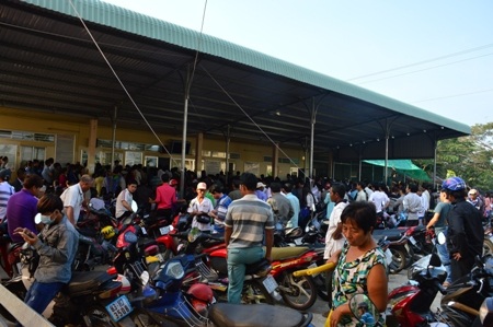 Hàng ngàn người chen chúc đi làm chứng minh nhân dân sau Tết - 1