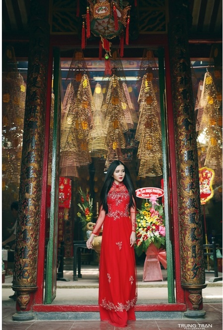 Hoa khôi sinh viên Cần Thơ diện áo dài nền nã đi lễ chùa Ông - 1 Hoa khôi sinh viên Cần Thơ diện áo dài nền nã đi lễ chùa Ông - 1