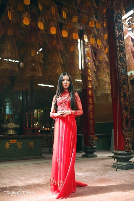 Hoa khôi sinh viên Cần Thơ diện áo dài nền nã đi lễ chùa Ông - 2 Hoa khôi sinh viên Cần Thơ diện áo dài nền nã đi lễ chùa Ông - 2