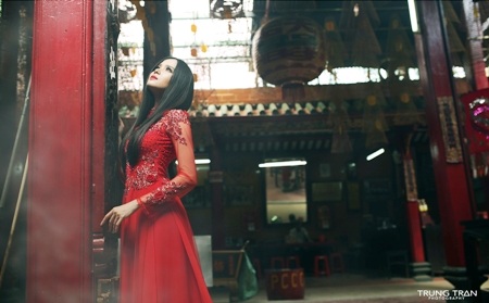 Hoa khôi sinh viên Cần Thơ diện áo dài nền nã đi lễ chùa Ông - 6 Hoa khôi sinh viên Cần Thơ diện áo dài nền nã đi lễ chùa Ông - 6