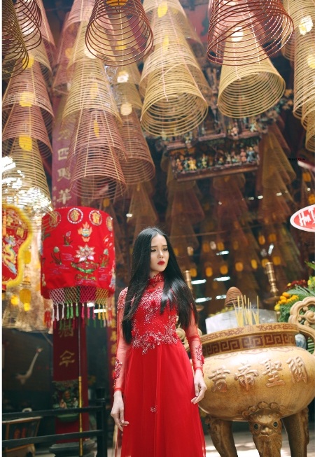 Hoa khôi sinh viên Cần Thơ diện áo dài nền nã đi lễ chùa Ông - 7 Hoa khôi sinh viên Cần Thơ diện áo dài nền nã đi lễ chùa Ông - 7