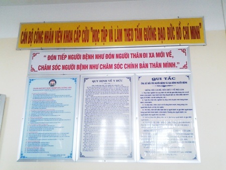 "Hãy đón người bệnh như người thân đi xa mới về!" - 2 Khẩu hiệu Đón tiếp người bệnh như đón người thân đi xa mới về... được treo nhiều nơi trong BVĐK Bạc Liêu để khẳng định thái độ phục vụ hết mình đối với người bệnh.