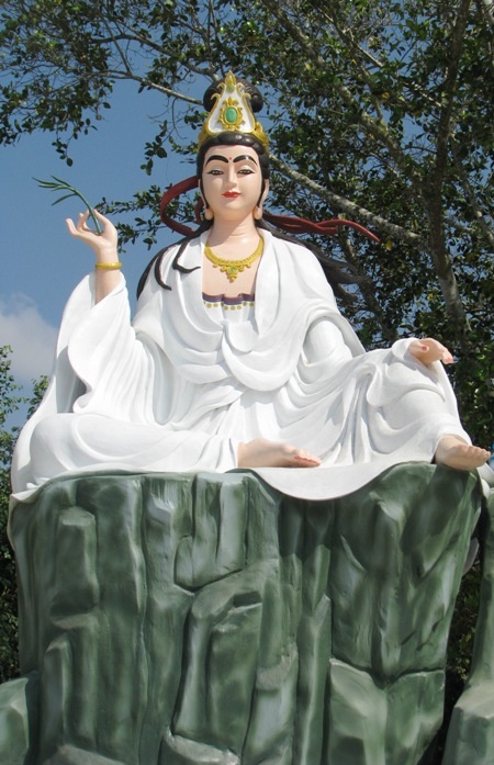 Khám phá ngôi chùa có tượng Phật Bà lớn nhất ĐBSCL - 12