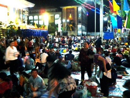 Thánh đường lớn nhất ĐBSCL đón hàng ngàn người về hành hương - 8 Người dân đổ về hành hương rất đông nên hầu như các chỗ trống trong khu Thánh đường đều được tận dụng để làm nơi nghỉ qua đêm 11/3. Đến sáng ngày 12/3, sau buổi lễ thì cuộc hành hương mới kết thúc và họ mới trở về nhà.