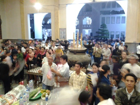 Thánh đường lớn nhất ĐBSCL đón hàng ngàn người về hành hương - 7 Chen chân vào cúng viếng, cầu na tại khu an nghỉ của Linh mục Trương Bửu Diệp.