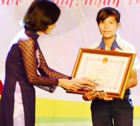 Em Bích Trâm là người nhỏ tuổi nhất được tuyên dương.