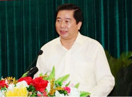 Sở, huyện thiếu sót, tỉnh yêu cầu rút kinh nghiệm... trong các dự án khác! - 1 Phó Chủ tịch tỉnh Cà Mau Thân Đức Hưởng trả lời bức xúc, kiến nghị của cử tri tại kỳ họp thứ 15. (Ảnh: CTTĐTCM).