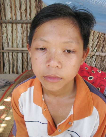 Miếng ăn khó kiếm thì việc học hành của em Quốc Huỳnh và đứa em gái Trúc Huỳnh cũng chông chênh hơn.