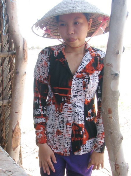 Từ lúc cha bị tai biến hơn 2 năm trước, mẹ bỏ đi, khi mới 15 tuổi, em Trần Huỳnh Ngọc Nữ bất đắc dĩ trở thành trụ cột gia đình nuôi cha và 2 em ăn học.