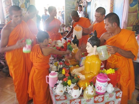 Nghi lễ tắm Phật rất trang trọng nhưng cũng không kém phần ấn tượng đối với khách khi đến thăm chùa vào ngày Tết cổ truyền.