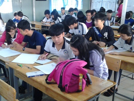 Học sinh thi nhau kéo co, vẽ tranh mừng sinh nhật Đoàn - 2 Cùng thi tài vẽ tranh mừng sinh nhật Đoàn TNCSHCM.