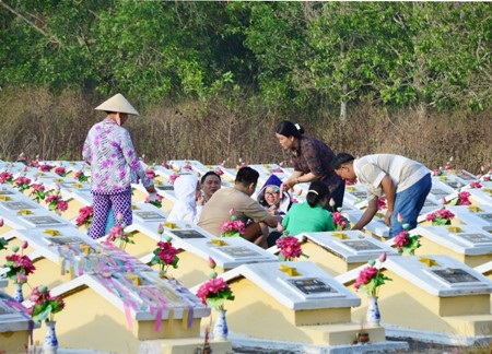 Rộn ràng từ khu nghĩa trang....