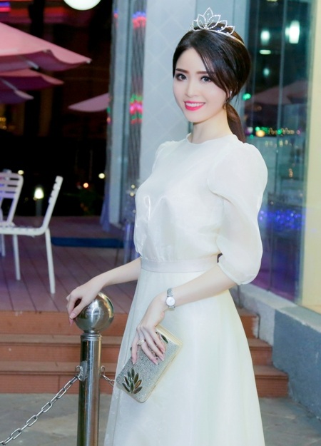 Hoa khôi Sinh viên Cần Thơ 2015 Vũ Thanh Tú rạng rỡ trong bộ đầm trắng.