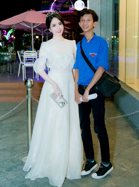 Hoa khôi HSSV Cần Thơ khoe dáng xinh xắn với đầm trắng - 6