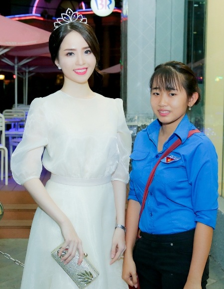 Hoa khôi HSSV Cần Thơ khoe dáng xinh xắn với đầm trắng - 7