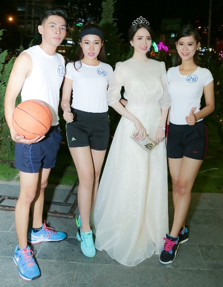 Hoa khôi Vũ Thanh Tú rạng rỡ đọ dáng cùng thí sinh thanh lịch 2016.