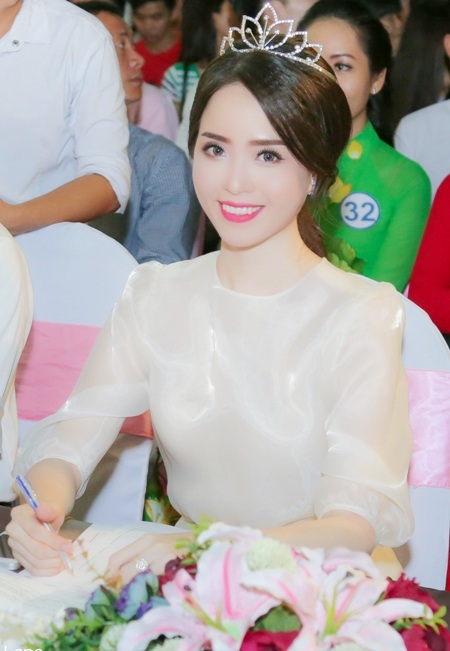 Hoa khôi cười rất tươi khi ngồi ghế giám khảo vòng bán kết Hội thi Học sinh, sinh viên thanh lịch Cần Thơ 2016.