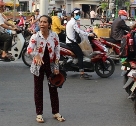 Sóc Trăng: Nguyên đơn rượt đánh bị đơn, chửi bới chủ tọa xét xử tại tòa - 1 Bà Hó đứng giữa đường mắng chửi ông Tài.