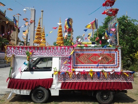 Chùa Khmer rực rỡ đón Tết cổ truyền - 8 Một chiếc xe được trang trí bắt mắt để diễu hành đón năm mới.