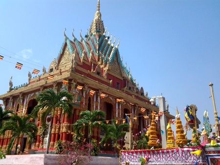 Chùa Khmer rực rỡ đón Tết cổ truyền - 5 Một ngôi chùa kiến trúc độc đáo rực rỡ cờ hoa đón Tết cổ truyền ở Bạc Liêu.