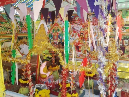 Chùa Khmer rực rỡ đón Tết cổ truyền - 7 Điểm hùn phước thiện với một bàn thờ Phật nhiều màu sắc.