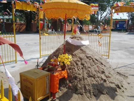 Chùa Khmer rực rỡ đón Tết cổ truyền - 10 Núi cát được đắp lên để cầu mong mưa thuận, gió hòa cho con người.