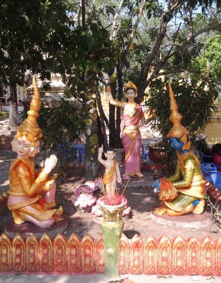 Chùa Khmer rực rỡ đón Tết cổ truyền - 18 Những cụm tượng nhà Phật được trang trí rất ấn tượng.