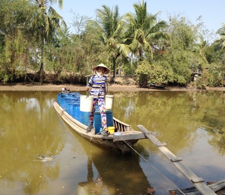 "Giờ dùng một ca nước ngọt cũng phải suy nghĩ!" - 4 Thiếu nước nên việc mua được nước ngọt không phải dễ và giá lại khá cao khiến người dân lâm vào cảnh khó khăn thêm.