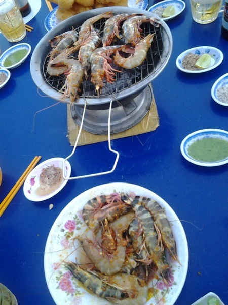 Buổi tối khách có thể lai rai hải sản ở khu chợ hải sản ven biển.
