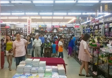 Nghỉ lễ, người dân "đua" nhau vào siêu thị vui chơi và... trốn nóng - 2 Nghỉ lễ, người dân "đua" nhau vào siêu thị vui chơi và... trốn nóng - 2