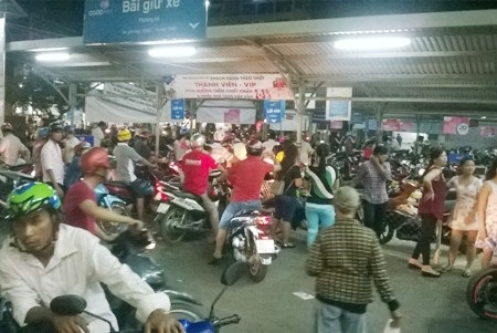 Nghỉ lễ, người dân "đua" nhau vào siêu thị vui chơi và... trốn nóng - 5 Nghỉ lễ, người dân "đua" nhau vào siêu thị vui chơi và... trốn nóng - 5