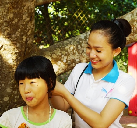 
Chị tết tóc cho em gái yêu quý nhé !
