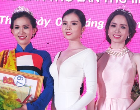 Tân Hoa khôi 2016 đọ nhan sắc với Hoa khôi 2014 Huỳnh Thúy Vi (giữa) và Hoa khôi 2015 Vũ Thanh Tú.