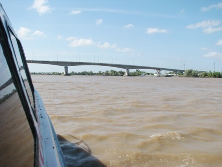 Trên tàu cao tốc, du khách sẽ chiêm ngưỡng những vẻ đẹp 2 bên bờ sông. Trong ảnh là cầu Năm Căn bắc qua sông Cái Lớn.