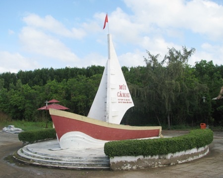 Đường bộ hoàn thành, cột cờ Hà Nội xây xong sẽ đưa du lịch Mũi Cà Mau cất cánh cao thêm.