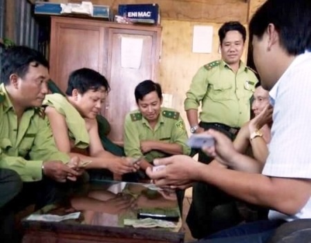 Các cán bộ kiểm lâm đang đánh bài ăn tiền ngay tại trụ sở.