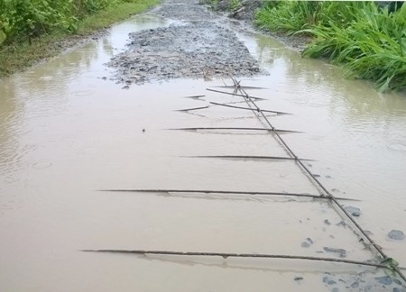 Sóc Trăng: Đường dân sinh chi chít bẫy "chông" sau khi khánh thành vài năm - 1 Sóc Trăng: Đường dân sinh chi chít bẫy "chông" sau khi khánh thành vài năm - 1