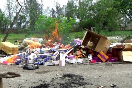 Tiêu hủy hơn 3.000 gói thuốc lá ngoại nhập lậu - 2 Nhiều mặt hàng nhập lậu, không rõ nguồn gốc bị tiêu hủy.