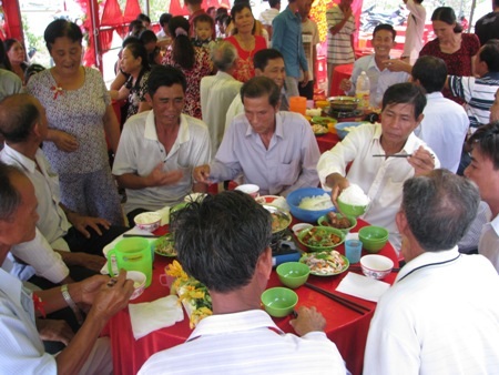 Phát động thực hiện hạn chế hút thuốc lá trong đám cưới, đáng tang - 1
Hạn chế hoặc cấm hút thuốc lá trong các đám cưới, đám tang. (Ảnh minh họa)