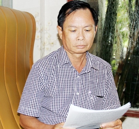Sóc Trăng: Nguyên Phó Chủ tịch Ủy ban MTTQ huyện khẩn thiết kêu oan! - 1 Ông Phán với hồ sơ kêu oan.