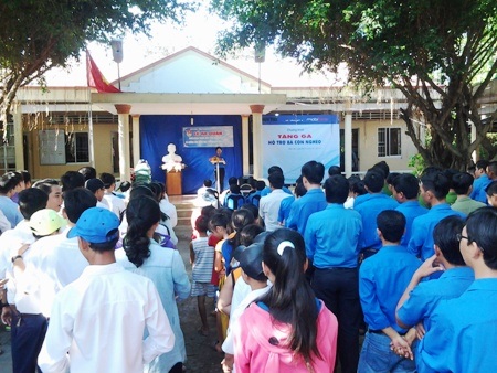 Hỗ trợ gà giống giúp bà con nghèo làm ăn - 1 Buổi trao quà diễn ra trong không khí sôi nổi của ngày ra quân chiến dịch tình nguyện hè và hưởng ứng ngày môi trường thế giới.