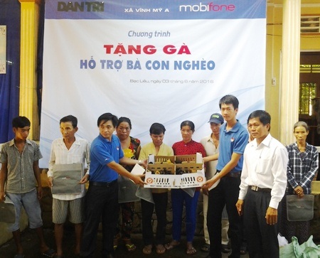 Hỗ trợ gà giống giúp bà con nghèo làm ăn - 2 Thông qua Dân trí và Hội Chữ Thập đỏ, đại diện Mobifone trao gà cho các hộ dân nghèo làm ăn.