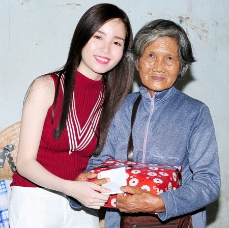 
Hoa khôi Vũ Thanh Tú cũng chia sẻ với một bà cụ nghèo.
