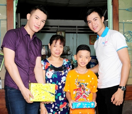 Nam vương Huỳnh Võ Tiến và Á vương Lê Thành Đông chia sẻ niềm vui với gia đình em nhỏ.